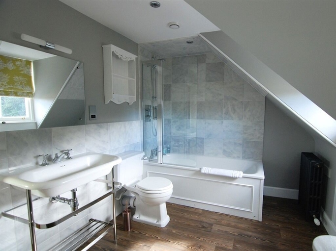 Bathroom 4, Meikleour Arms Hotel and Restaurant, Perthshire and Kinross