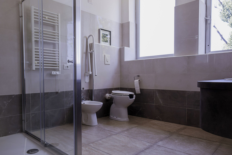 Bathroom 5, Queen Hotel, Milano