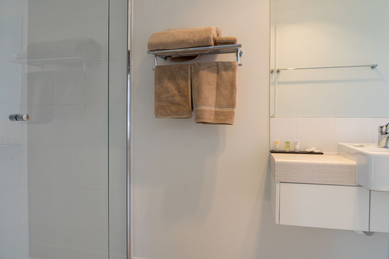 Bathroom 3, Cooper's Country Lodge, Quilpie
