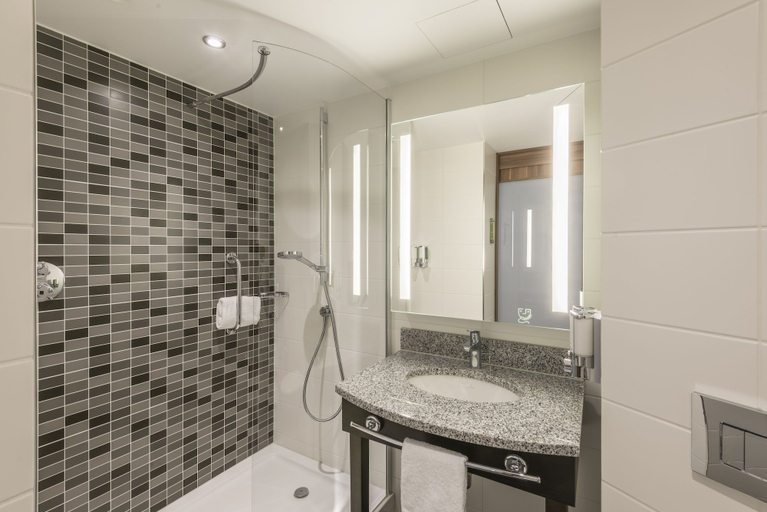 Bathroom 5, Hampton by Hilton Hamburg City Centre, Hamburg