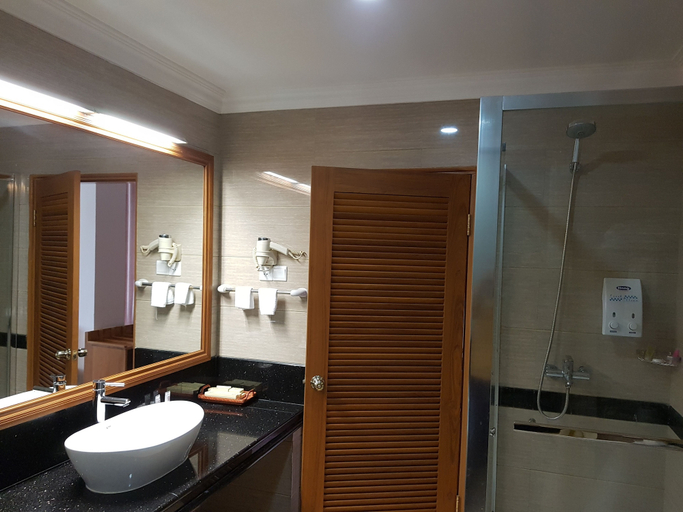 Bathroom 5, Oattara Thiri Hotel, Yamethin