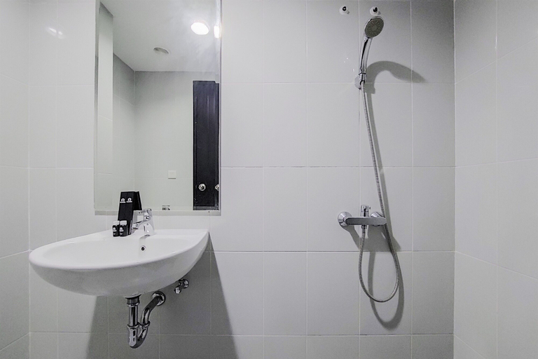 Bathroom 2, Warm And Cozy Stay Studio At Casa De Parco Apartment, Tangerang Selatan
