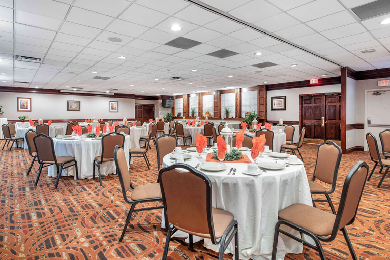 Food & Drinks 5, Best Western Plus Bridgeport Inn, Harrison