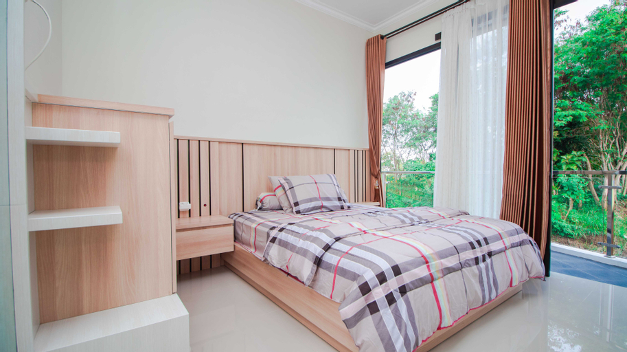Bedroom 2, Villa Lucia B10 | Private Pool and Balcony, Malang