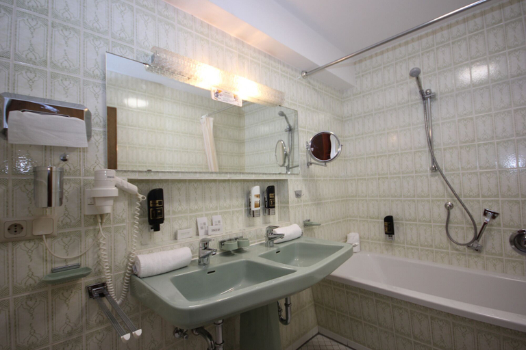 Bathroom 5, Almhotel Pinter Superior, Regen