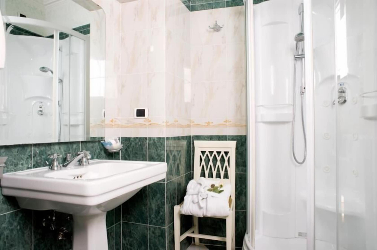 Bathroom 4, Suite Montecitorio, Rome