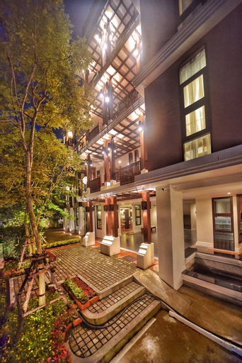 Exterior & Views