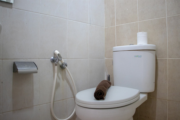 Bathroom 3, Comfort 2Br At Nifarro Park Apartment, South Jakarta