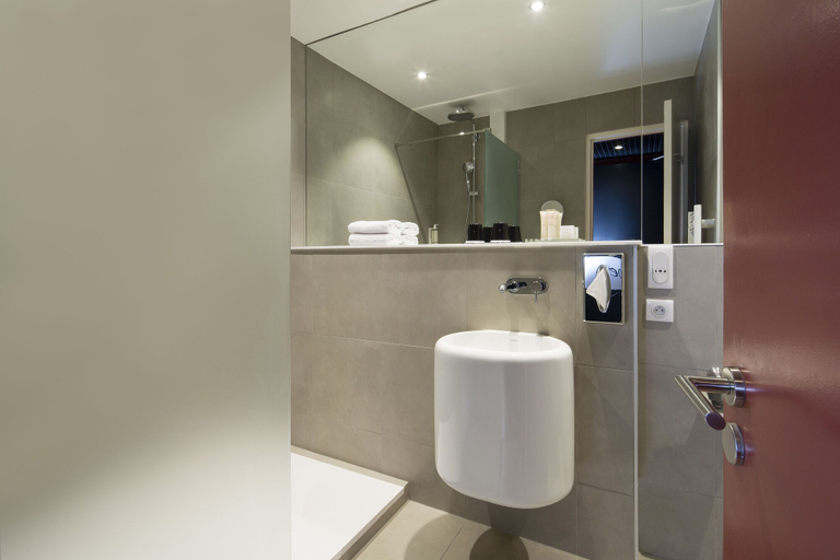 Bathroom 4, Hotel Diana Dauphine, Bas-Rhin