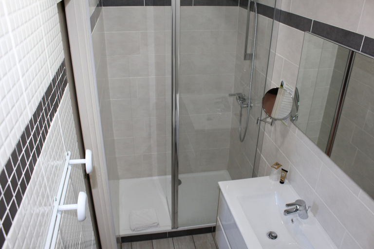 Bathroom 4, Hôtel l'Hacienda, Bouches-du-Rhône