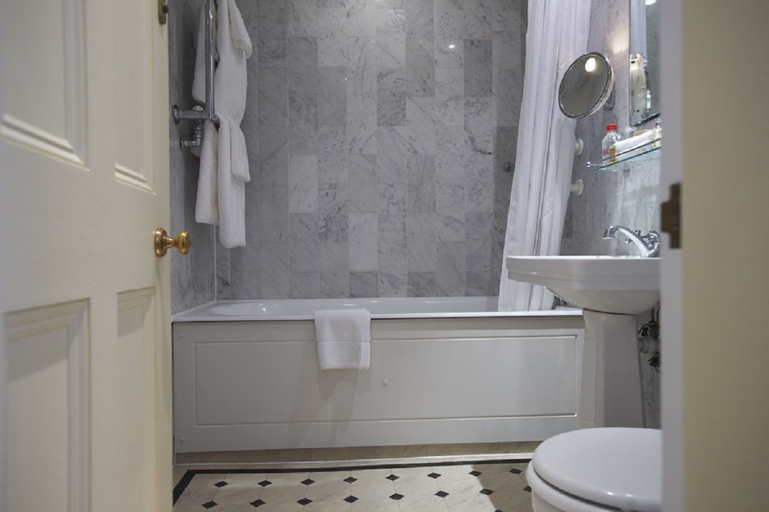 Bathroom 4, Durrants Hotel, London