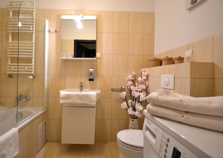 Bathroom 3, Senator Warsaw Apartments, Warsaw