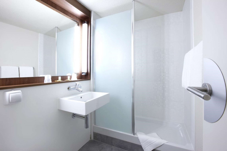 Bathroom 4, Kyriad Chantilly Sud - Luzarches, Val-d'Oise