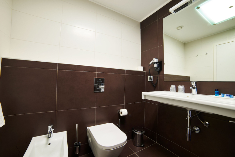 Bathroom 5, RR Alvor Baía Resort, Portimão