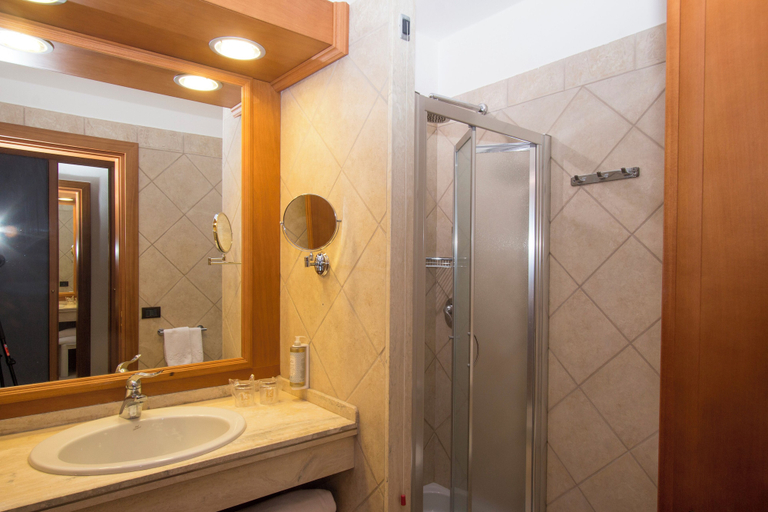 Bathroom 4, Hotel Centrale, Latina