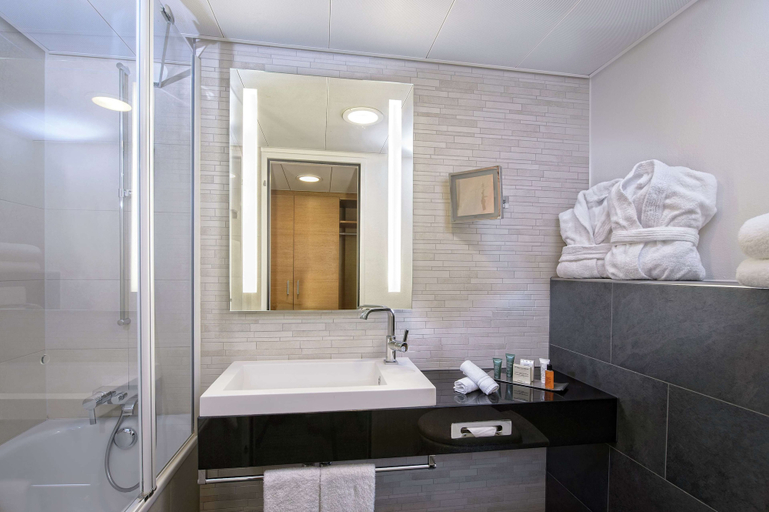 Bathroom 5, Hilton Zurich Airport, Bülach