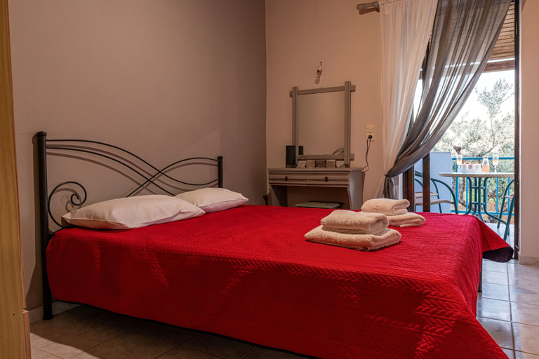 Bedroom 4, Sunny Summer Retreat - Perfect Location BBQ, Peloponnese