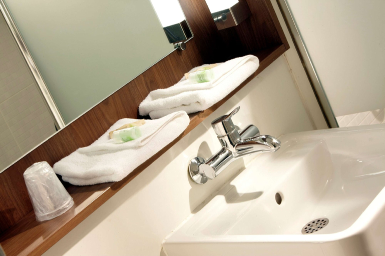 Bathroom 5, Campanile Versailles - Buc, Yvelines