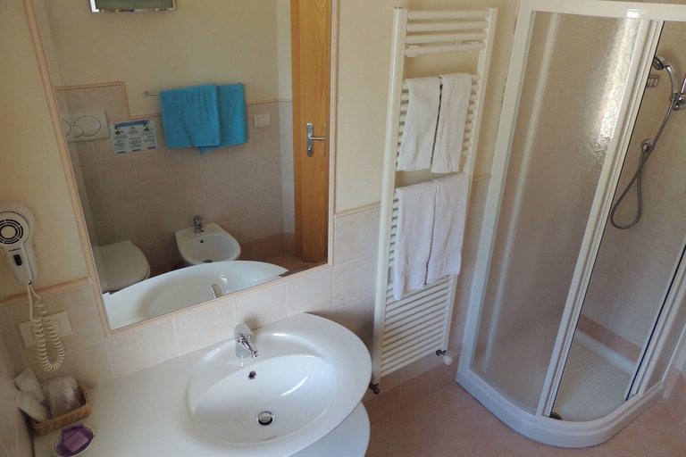 Bathroom 5, Hotel Liz, Trento