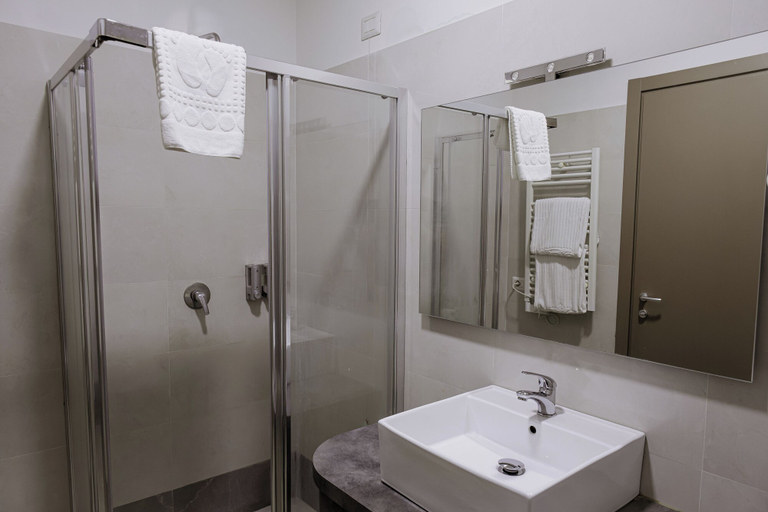 Bathroom 5, Queen Hotel, Milano