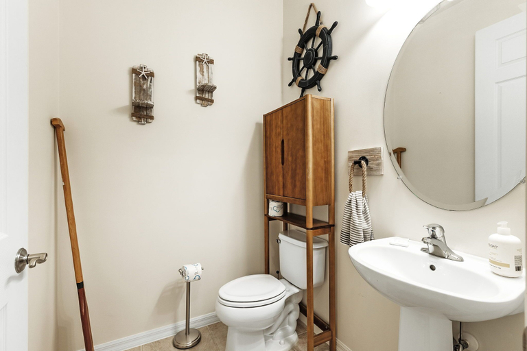 Bathroom 4, Paseo 4107, Lee