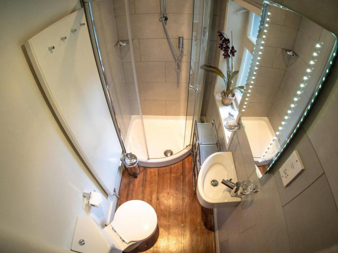 Bathroom 5, Six Brunton Place, Edinburgh