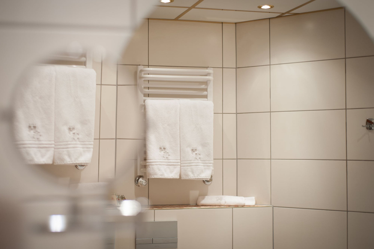 Bathroom 4, SkyHotelGwarna, Legnica