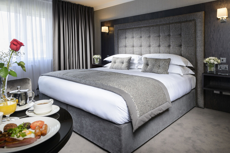 Bedroom 2, Killarney Oaks Hotel