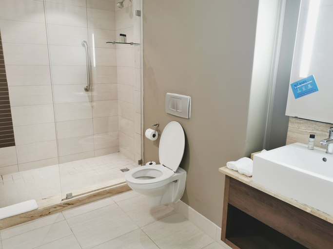 Bathroom 5, DoubleTree by Hilton Cape Town - Upper Eastside, City of Cape Town