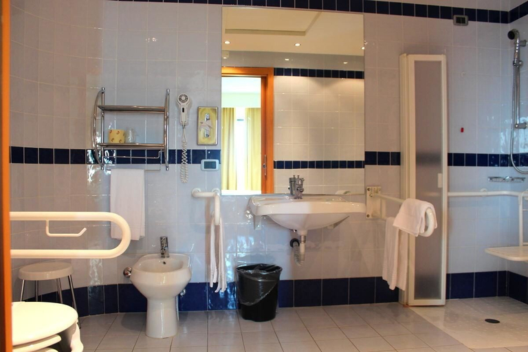 Bathroom 5, Hotel Planet, Arezzo
