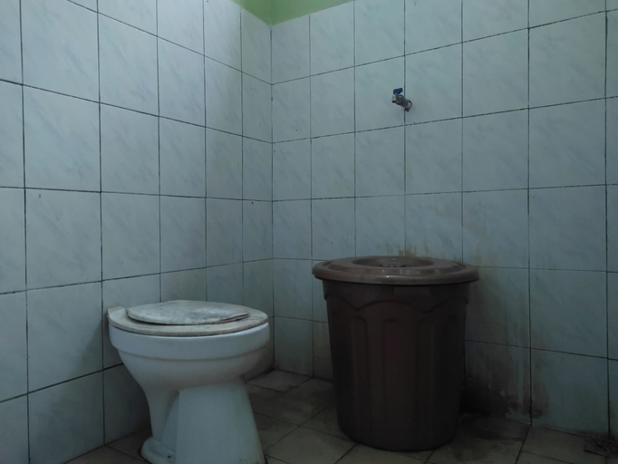 Bathroom, Hotel O Penginapan Syariah Al Syifa, Kendari