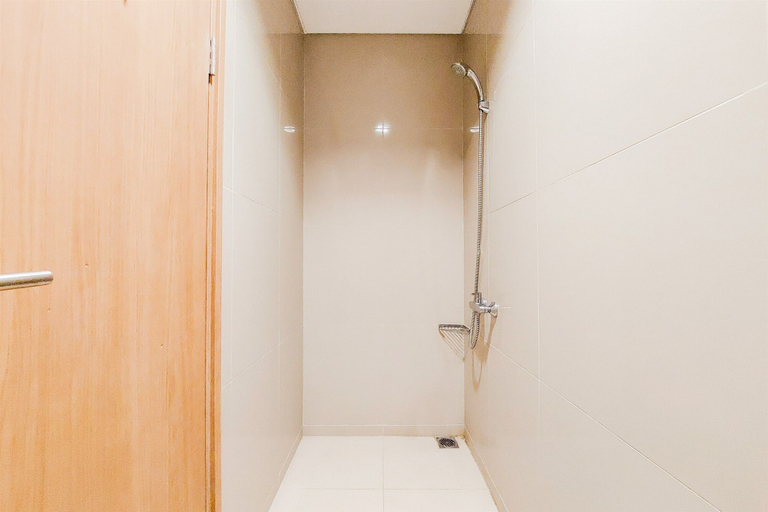 Bathroom 4, Nice And Modern Studio At Tree Park City Cikokol Apartment, Tangerang