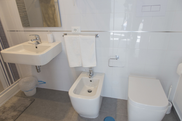 Bathroom 5, La Chambre, Cosenza