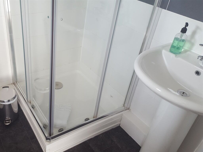 Bathroom 5, The Village Inn, North Yorkshire