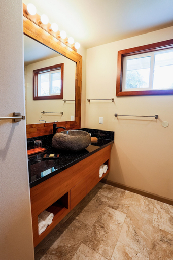 Bathroom 4, Hilo Beach House Inn, Hawaii