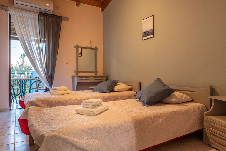 Others 5, Sunny Summer Retreat - Perfect Location BBQ, Peloponnese