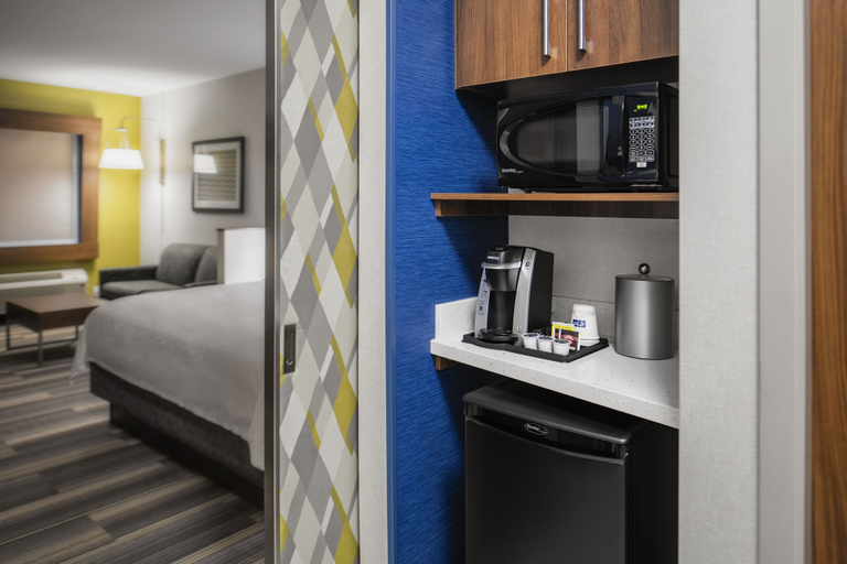 Bedroom 5, Holiday Inn Express & Suites KELOWNA - EAST by IHG, Central Okanagan