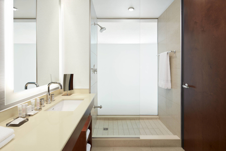 Bathroom 5, Montreal Airport Marriott In-Terminal Hotel, Montréal