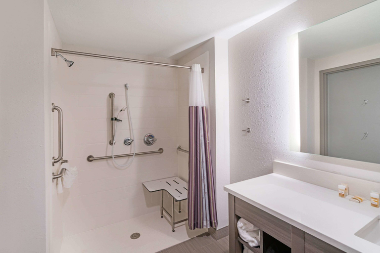 Bathroom 3, La Quinta Inn & Suites by Wyndham Mobile, Mobile