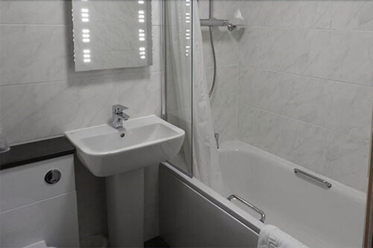 Bathroom 4, Red Lion Hotel, Hampshire