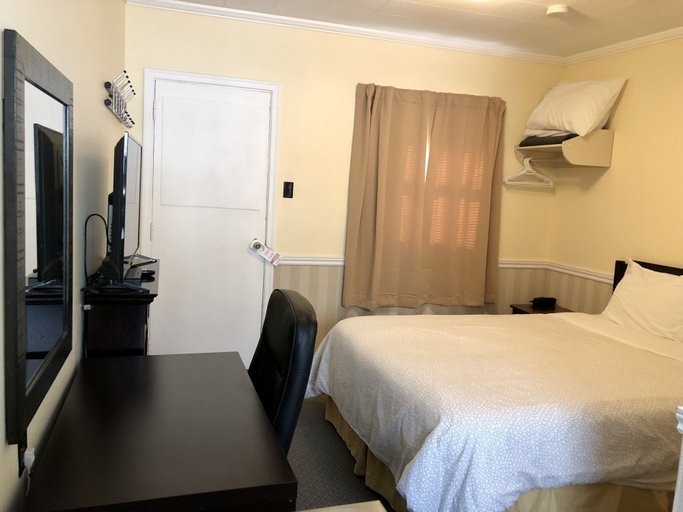 Bedroom 2, Edgewater Motel and Campground, Timiskaming
