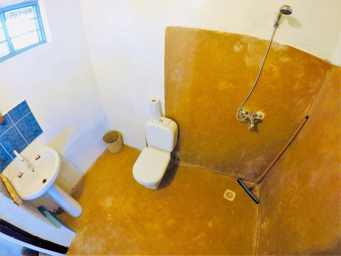 Bathroom 5, Evergreen Bungalows, Kusini