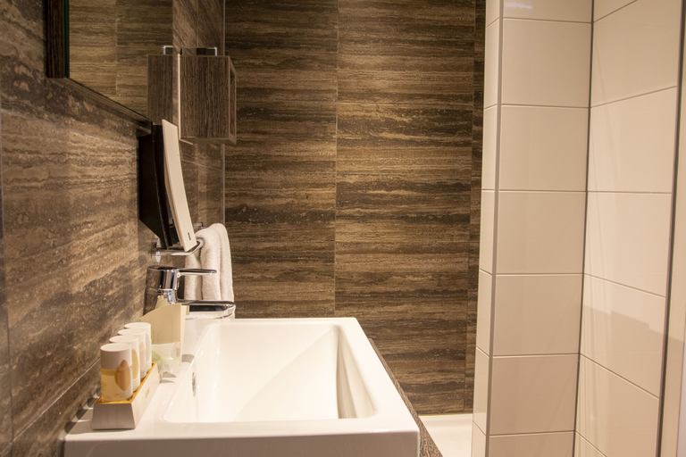 Bathroom 4, Leonardo Eden Hotel Amsterdam City Center, Amsterdam