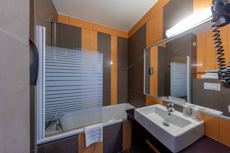 Bathroom 4, Logis Hôtel Noemys Pont de l’Etoile, Bouches-du-Rhône