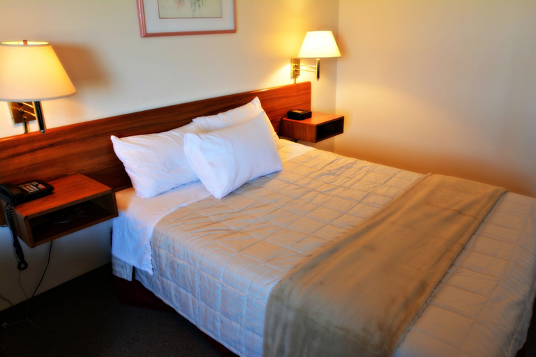 Bedroom 2, Whitewood Inn, Division No. 5