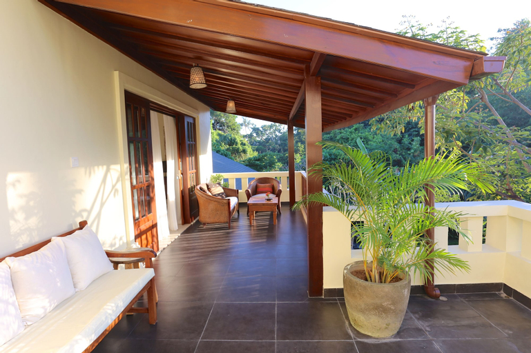 Exterior & Views 21