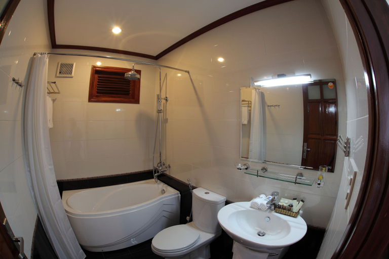 Bathroom 4, Kally Hotel, District 4
