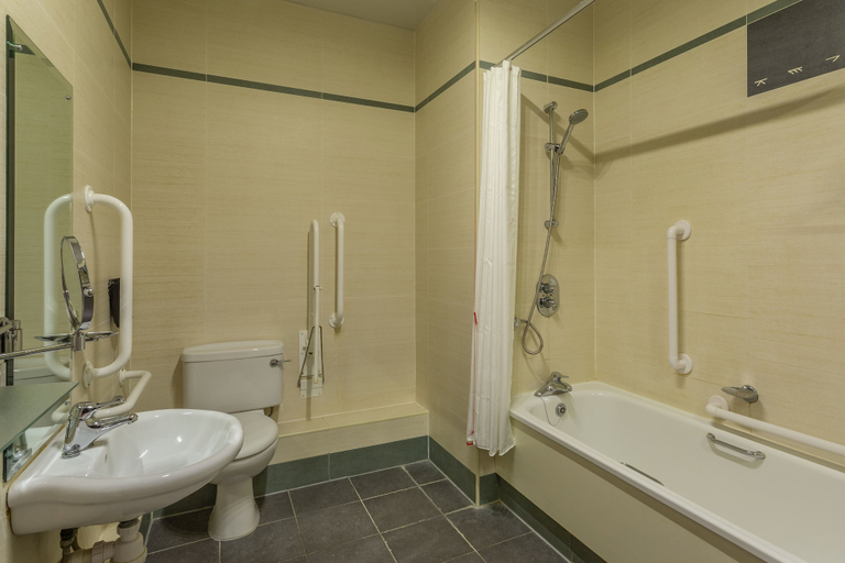 Bathroom 5, Crowne Plaza DUBLIN AIRPORT by IHG, Dublin