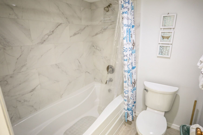 Bathroom 4, Riviera Club, Lee