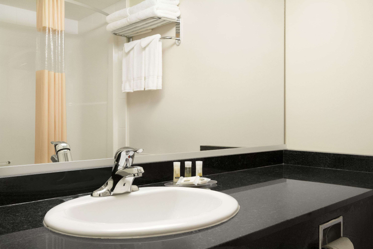 Bathroom 4, Days Inn & Suites by Wyndham Langley, Greater Vancouver
